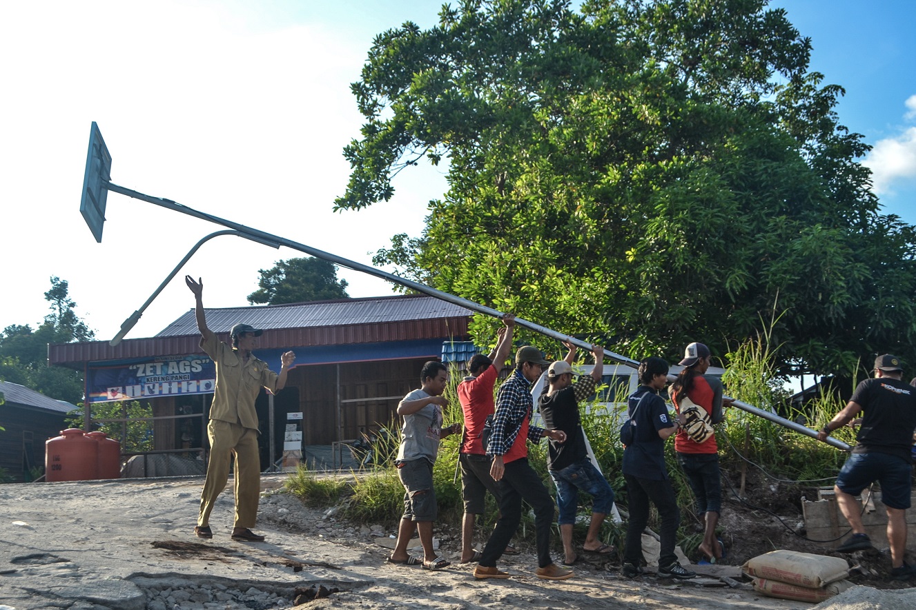 Working with Local Governments to Light Up Villages in Kalimantan