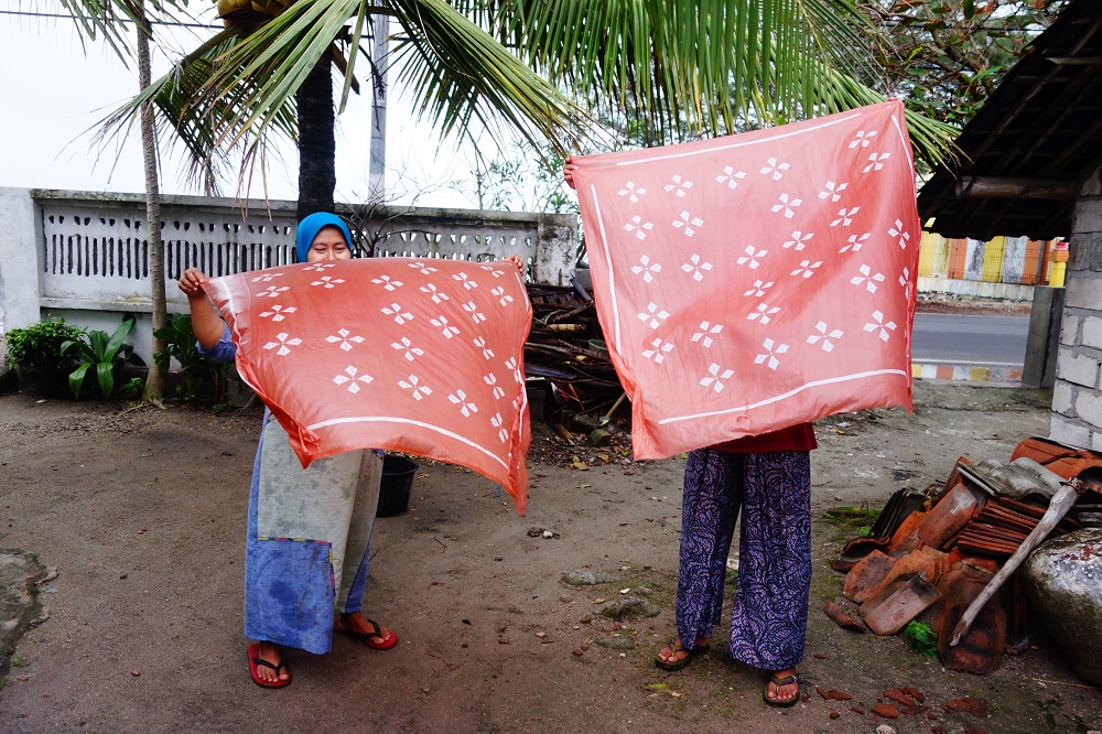 Natural Color Batik: Expanding Markets and Conserving the Environment