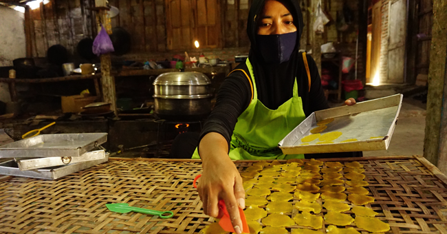 Surviving the Pandemic: Online Marketing Strategies and a Digital ‘Warung’ for Women Micro-Entrepreneurs