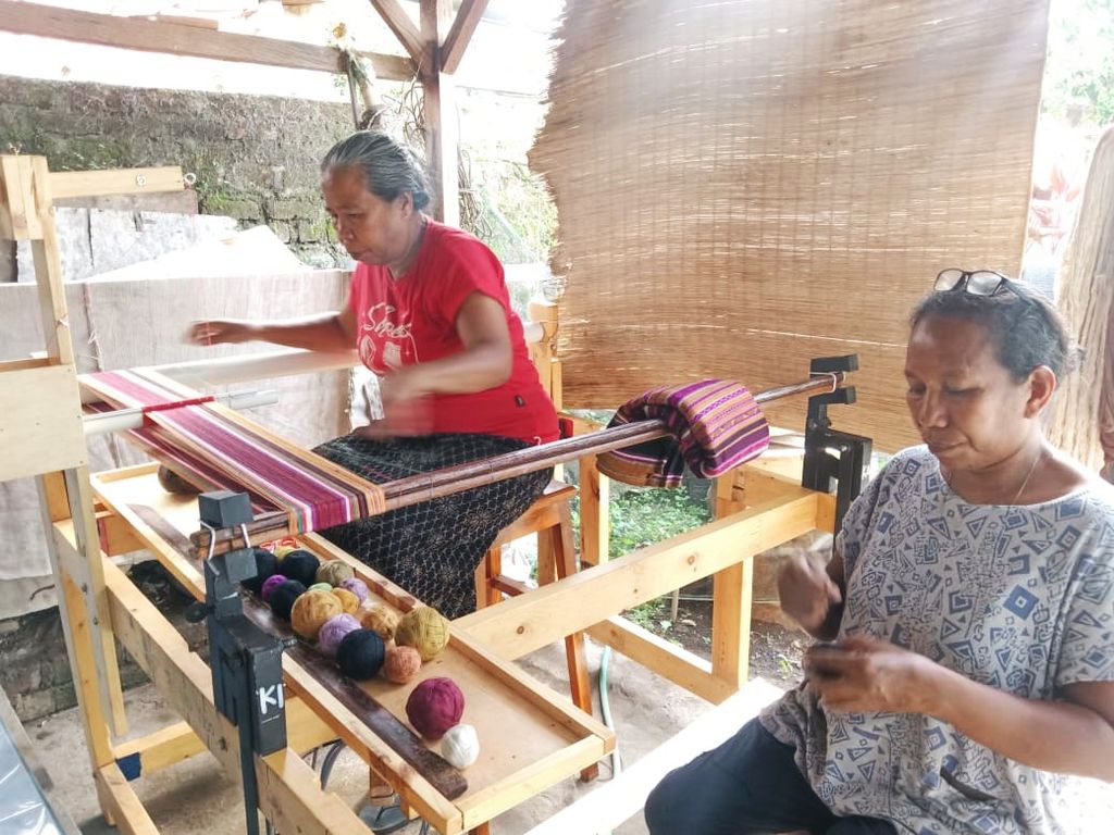 Kame Tane: Supporting Women Weavers in Adonara and Lembata with Ergonomic Weaving Tools